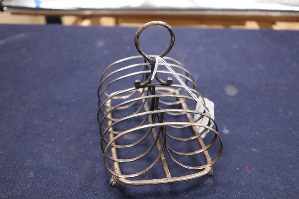 A Victorian silver seven bar toastrack, William Evans, London, 1865, height 13.5cm, 70z.